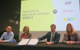Signature du partenariat. Crédit photo @CNRS/Chloé Sénat